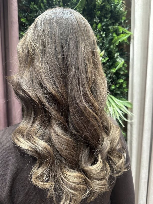 Koloryzacja sombre i refleksy na długich włosach - Fryzjer Jawor