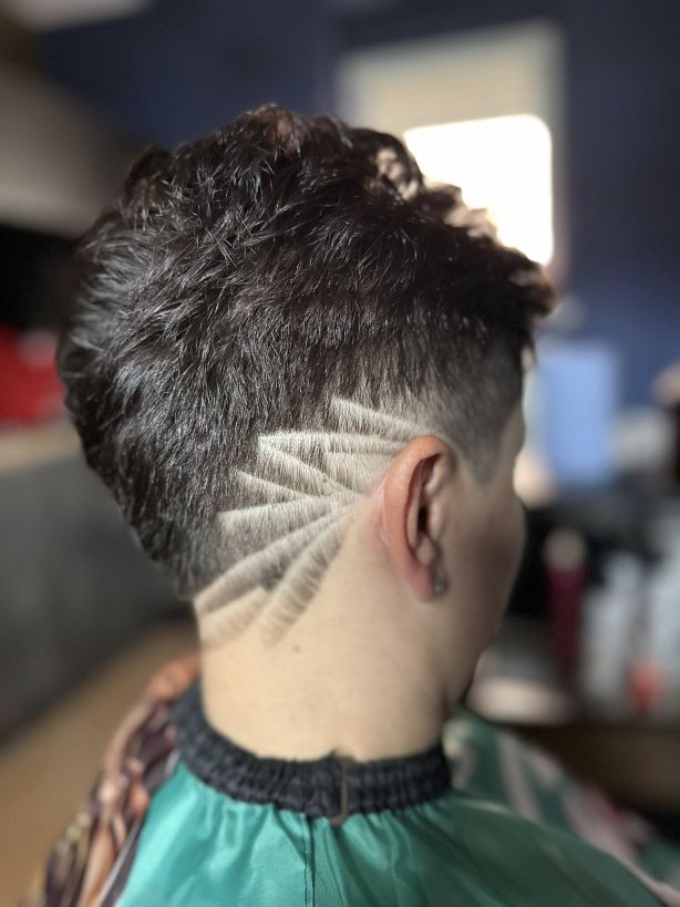 Artystyczne wycinanie wzorków na włosach hair tattoo - Fryzjer Jawor