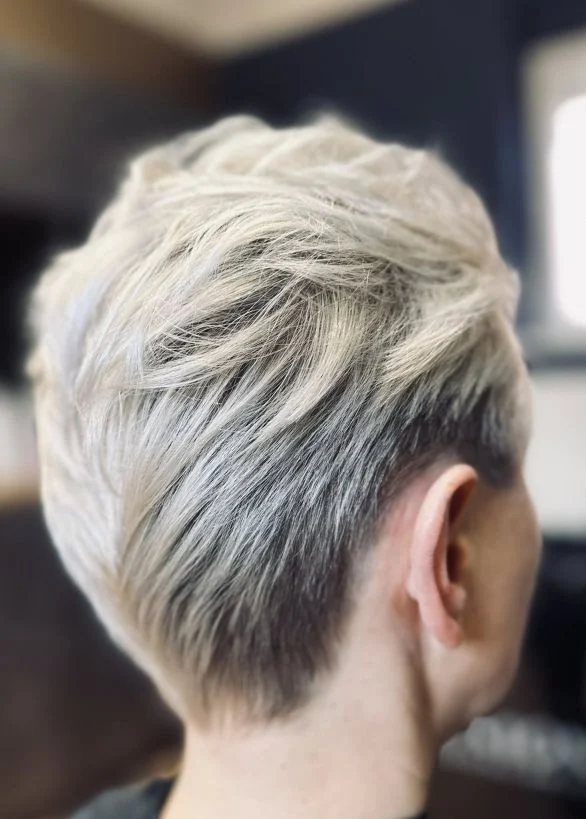 Krótka fryzura damska pixie cut platynowy blond - Fryzjer Krosno