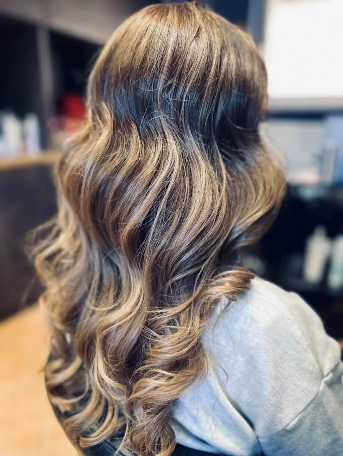 Miękkie fale i wielowymiarowa koloryzacja wykonana w HairStyles