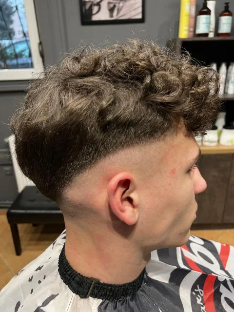Męskie strzyżenie skin fade na kręconych włosach - Barber Krosno