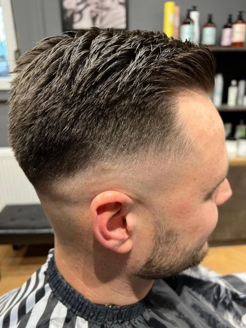 Męskie strzyżenie z wyraźną strukturą góry i nieskazitelnym cieniowaniem typu Taper Fade - Barber Krosno