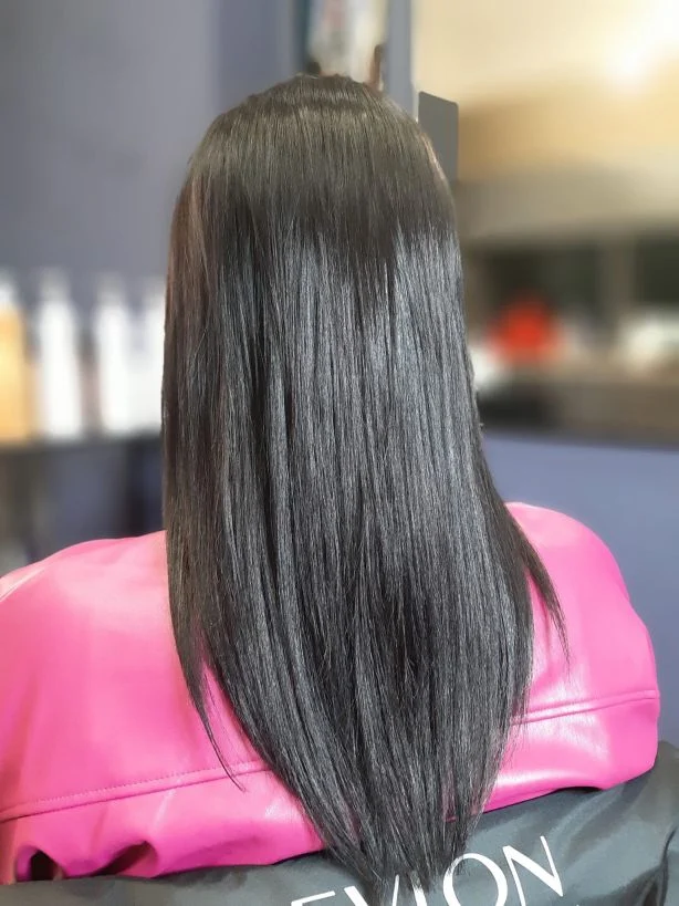 Długie, proste włosy w odcieniu głębokiego, chłodnego brązu. Strzyżenie na prosto z zachowaniem pełnej objętości końcówek. HairStyles Professional