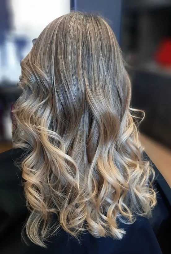 Koloryzacja Balayage w odcieniach beżowego blondu na długich włosach. Stylizacja typu Beach Waves dodająca objętości - Salon Fryzjerski Krosno