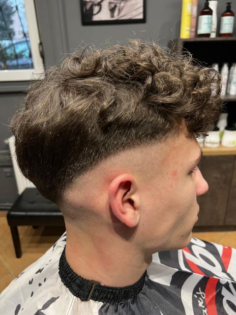 Męskie strzyżenie skin fade na kręconych włosach - Barber Jawor