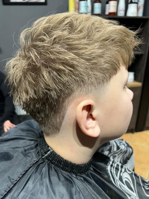 Modne strzyżenie chłopięce textured crop z cieniowaniem - Fryzjer dziecięcy Jawor