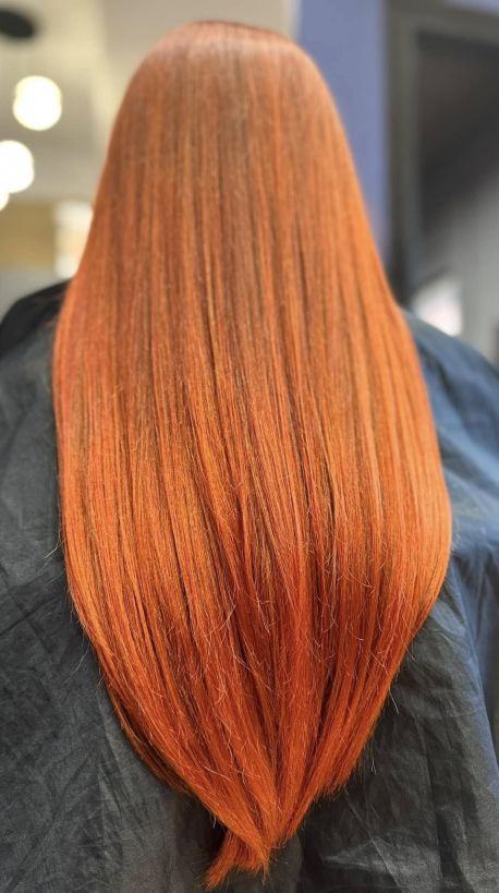 Damska koloryzacja w odcieniu intensywnej miedzi na bardzo długich, prostych włosach. Efekt tafli i lustrzanego blasku - Salon Fryzjerski Jawor